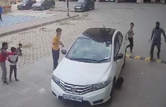 गाजियाबाद में मासूम पर महिला ने चढ़ाई कार...CCTV में कैद हुई घटना, सामने आया वीडियो 