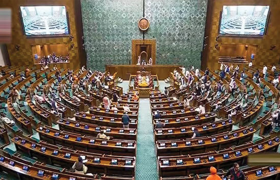 संसद में जोरदार हंगामा, कनिमोझी सहित 15 विपक्षी सांसद लोकसभा से सस्पेंड