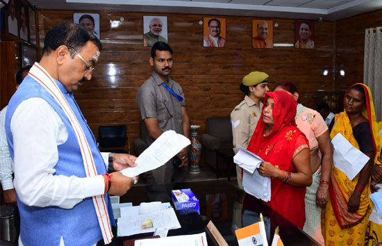 केशव मौर्य ने सरकारी आवास पर सुनी फरियादियों की समस्याएं