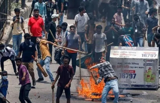 बांग्लादेश में फिर हिंसा, एक दिन में 100 लोगों के मौत, इंटरनेट बैन, भारत ने जारी की ने जारी की एडवाइजरी