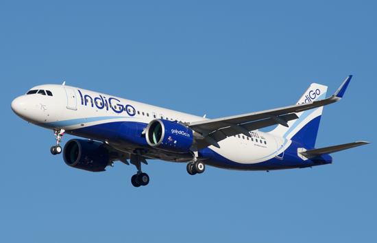 इंडिगो की फ्लाइट में यात्री खतरनाक हरकत,  हवा में खोलने लगा शख्स इमरजेंसी गेट