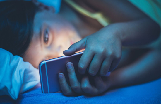 डॉक्टरों की चेतावनी! अंधेपन का खतरा बन सकता है ज्यादा देर तक रील्स देखना 