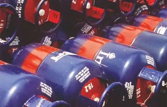 महंगाई की मार, कमर्शियल LPG गैस सिलेंडर 250 रुपये हुआ महंगा, इन राज्यों में बढ़े इतनी कीमत 