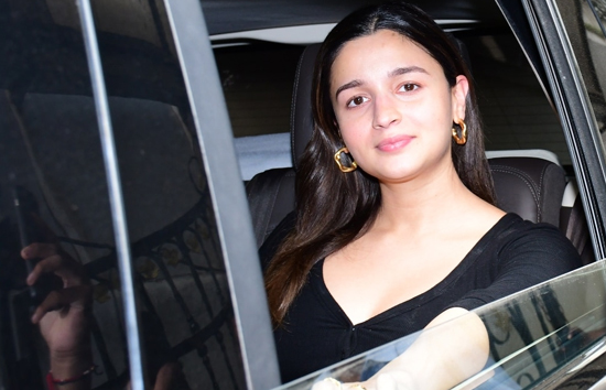 कार में बेबी बंप छिपाते नजर आईं आलिया भट्ट, चेहरे पर दिखा प्रेग्नेंसी ग्लो