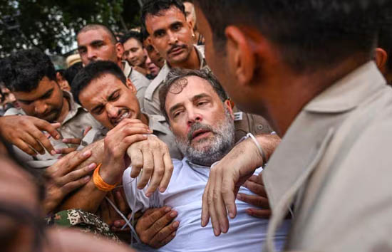 Delhi Protest : PM आवास के बाहर Rahul, Priyanka और Akhilesh को घसीटकर ले गई पुलिस 