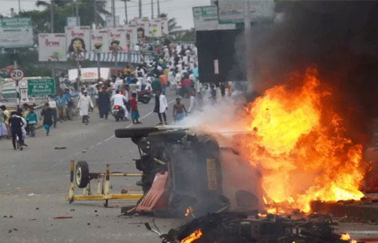 बंगाल : पंचायत चुनाव में वोटिंग के दौरान हिंसा, 14 की मौत, पोलिंग बूथ में तोड़फोड़-आगजनी