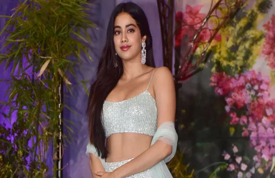 इतने कम उम्र में करोड़ों की मालकिन हैं जान्हवी कपूर, जीतीं हैं ऐसी आलीशान जिंदगी