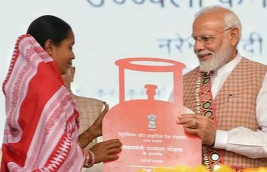 मोदी सरकार 75 लाख गरीब परिवारों को 2026 तक देगी मुफ्त में गैस कनेक्शन