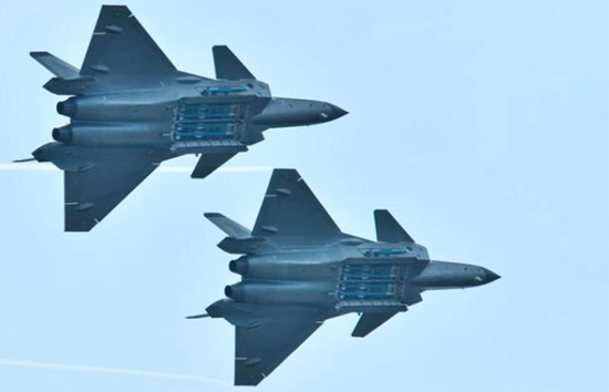 चीन के हवाई क्षेत्र में घुसे अमेरिकी पायलट, दी चेतावनी, कहा चले जाओ, मिला मुंह बंद करने वाला जवाब 