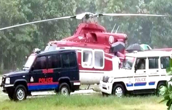 भारी बारिश के बीच बाराबंकी में हेलीकॉप्टर की इमरजेंसी लैंडिंग 