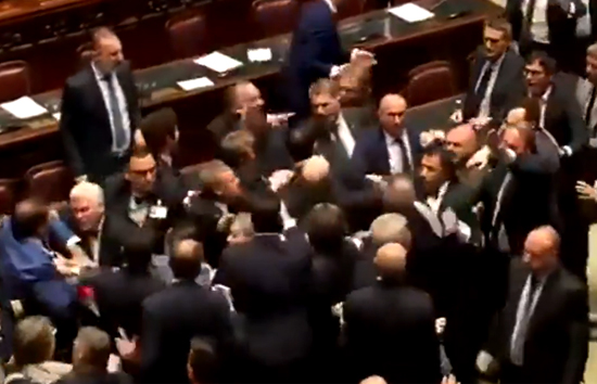 G7 से पहले इटली की संसद में बवाल, चले लात-घूंसे