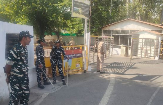गोरखपुर कांड को देखते हुए लखनऊ में बढ़ाई गई मुख्यमंत्री की सुरक्षा, CRPF की टुकड़ी तैनात 