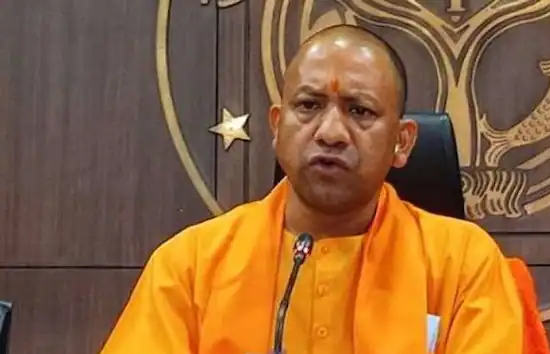 बच्चों के टीकाकरण और वयस्कों के बूस्टर डोज लगाए जाने में लाए तेजी : योगी आदित्यनाथ