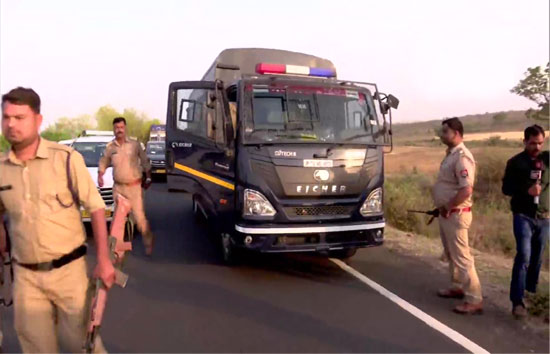 यूपी पुलिस मुख्यालय का पुलिस कप्तानों को अलर्ट, अतीक के काफिले में घुसने की फ़िराक में गुर्गे! 