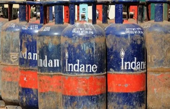 महीने की पहली तारीख को एलपीजी सिलेंडर के घटे दाम, जानें कितने रुपये हुआ सस्ता 