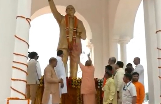आंबेडकर जयंती पर सीएम योगी उनकी प्रतिमा पर माल्यार्पण कर किया नमन