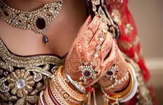 यूपी : दुल्हन ने ससुरालवालों को नशीला पदार्थ देकर जेवर समेत लाखों का सामान लेकर हुई फरार 