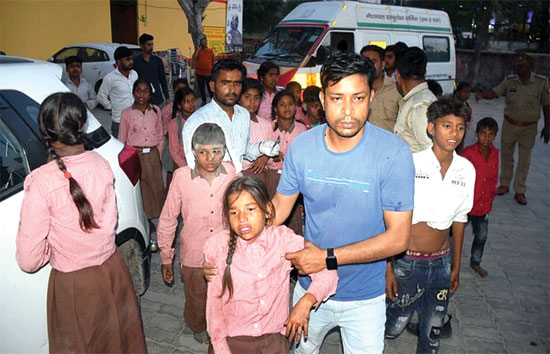 यूपी : बाराबंकी में पलटी स्कूल बस, 4 बच्चों की दर्दनाक मौत, कई घायल 