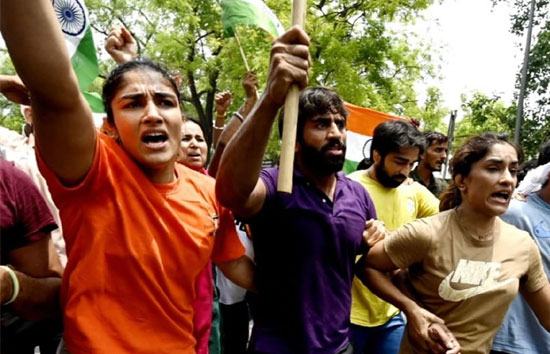 जंतर-मंतर से पहलवानों के बिस्तर और टेंट उखाड़ ले गई पुलिस, विनेश फोगाट, साक्षी मलिक और बजरंग पुनिया समेत कई पहलवान हिरासत में