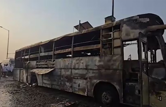 मोहनलालगंज : दिल्ली से बिहार जा रही स्लीपर बस में लगी आग, 5 यात्री जिंदा जले, ड्राइवर फरार 