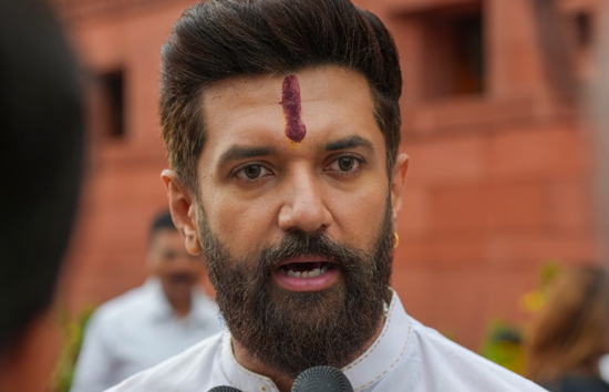 बिहार चुनाव से पहले चिराग पासवान को बड़ा झटका, LJPR से 38 नेताओं ने दिया सामूहिक इस्तीफा