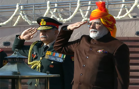 गणतंत्र दिवस में दिखा मोदी का अलग अंदाज...सिर पर भगवा साफा, बंद गले के कोट में नजर आए पीएम 