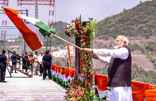 दुनिया के सबसे ऊंचे चिनाब ब्रिज का क्या उद्घाटन, हाथ में तिरंगा और चहलकदमी करते दिखे 