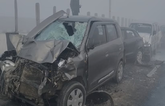 कोहरा बना आफत, बागपत में एक दिन में भिड़े 14 वाहन, हाईवे पर लगा लंबा जाम 