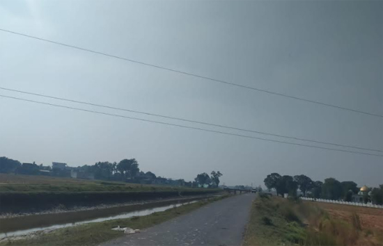 खतरा -बारह फिट ऊपर से दौड़ रही ग्यारह हजार सप्लाई