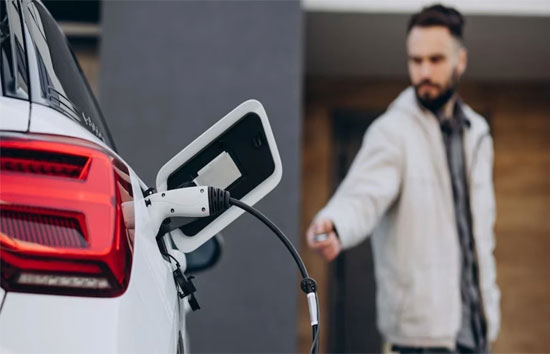 दिल्ली में इलेक्ट्रिक टू-व्हीलर पर 35,000 की छूट...कई कारों पर भी मिल रही सब्सिडी!