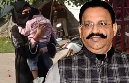 यूपी : बेटे के साथ बांदा जेल में बंद मुख्तार से मिलने पहुंची बहू निखत, पोते को देख लगाया गले 