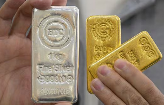 Gold silver price wednesday :  सोना आज 4300 रुपये और चांदी 10,000 रुपये सस्ता