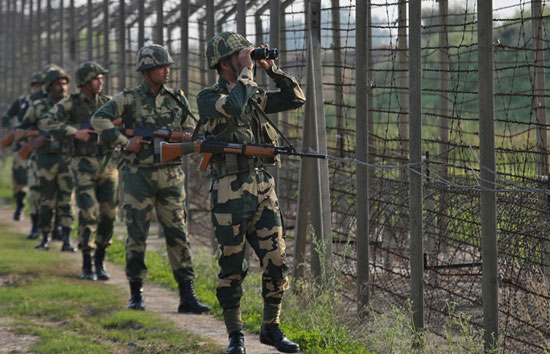 साफ दिख रही पाकिस्तान की बौखलाहट...दो दिनों LoC पर हो रही फायरिंग, भारत दे रहा करारा जवाब 