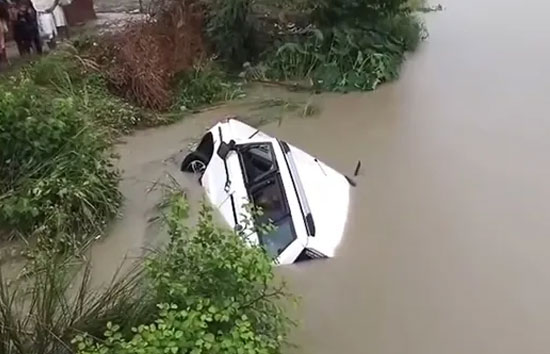 गोंडा में नहर में पलटी बोलैरो, 11 श्रद्धालुओं की मौत, मंदिर जल चढ़ाने के लिए जा रहे थे सभी लोग 