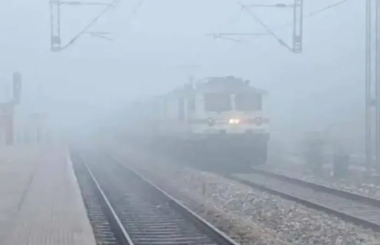 कोहरे ने रोकी ट्रेनों की रफ्तार...तेजस और राजधानी जैसी ट्रेनें 10-10 घंटे लेट