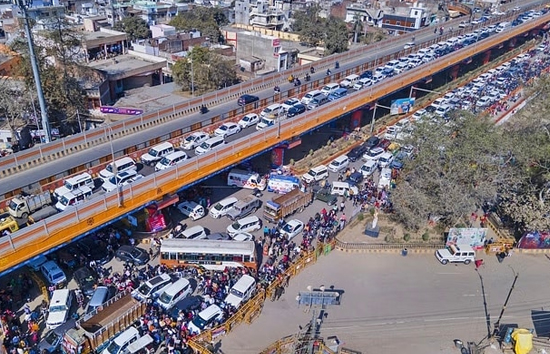 महाकुंभ 2025 : प्रयागराज में भारी भीड़, स्टेशन बंद, 15से 20 किमी लगा लम्बा जाम 