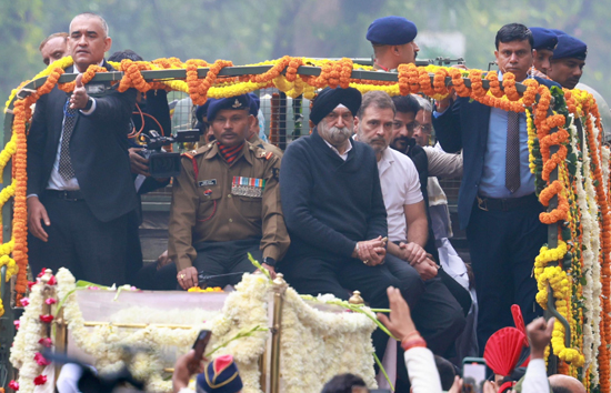 मनमोहन सिंह के अंतिम यात्रा में साए की तरह नजर आए राहुल गांधी, निभाई बेटे की भूमिका 