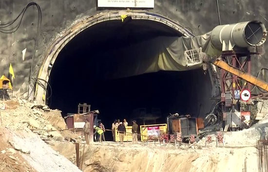 41 श्रमिकों को बचाने के लिए वर्टिकल ड्रिलिंग शुरू, नहीं आई कोई बाधा तो दो दिन में मजदूरों के पास होंगे बचावकर्मी 