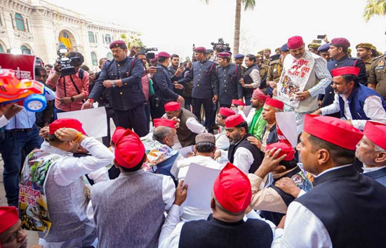 यूपी : विधानमंडल के बजट सत्र से पहले शिवपाल के नेतृत्व में सपा विधायकों का प्रदर्शन