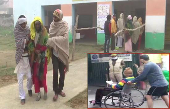 यूपी : पहले चरण के 11 जिले की 58 सीटों के लिए मतदान जारी, बूथों पर लंबी कतारें 