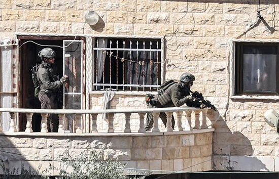 इजरायली सेना के वीडियो से मचा बवाल, छतों से शव फेंक रहे जवान, फिलिस्तीन ने की निंदा 