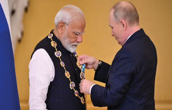 रूस के सर्वोच्च सम्मान से पीएम मोदी हुए सम्मानित, फिर पुतिन ने फिर लगाया गले