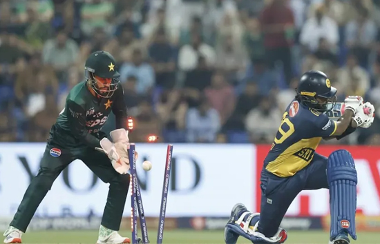 PAK vs SL : पाकिस्तान ने श्रीलंका को 5 विकेट से हराया, फाइनल खेलने की उम्मीद बरकरार 