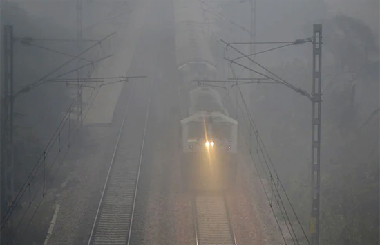 32 ट्रेनें कोहरे की वजह से लेट, चेक करें लिस्ट, कहीं आप तो नहीं कर रहे अपनी गाड़ी का इंतजार 