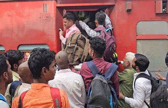 छठ पूजा की भीड़, अचानक बांद्रा स्टेशन पर मची भगदड़, 9 घायल  