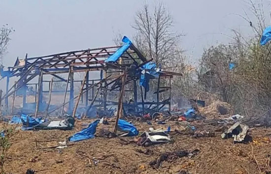 म्यांमार : अपने ही लोगों पर सेना ने बरसाए बम, 100 से ज्यादा मरे 