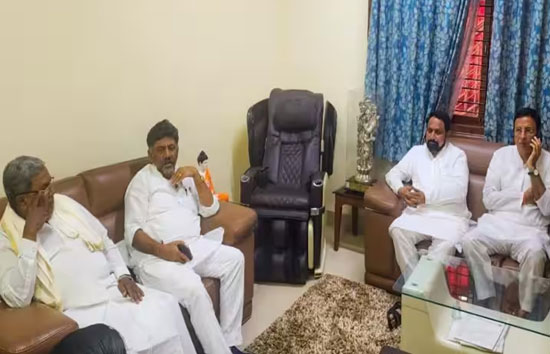 कर्नाटक में बीजेपी को बड़ा झटका, पूर्व डिप्टी सीएम लक्ष्मण सावदी कांग्रेस में शामिल 