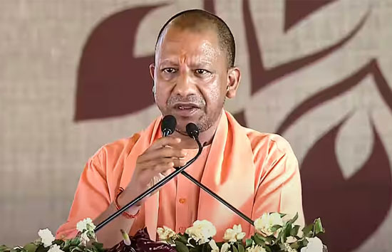 बाराबंकी : सीएम योगी का ऐलान, मंदिर परिसर भगदड़ में मारे गए लोगों के परिजनों को मिलेगा 5 लाख का मुआवजा 