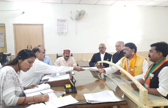 मैनपुरी से बीजेपी उम्मीदवार रघुराज शाक्य ने लोकसभा सीट के लिए किया नामांकन