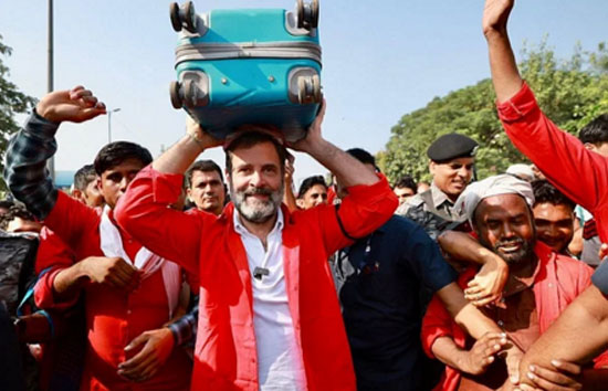 दिल्ली के रेलवे स्टेशन पर सामान ढोते नजर आये राहुल गांधी, कुलियों की समस्याओं को सुना 